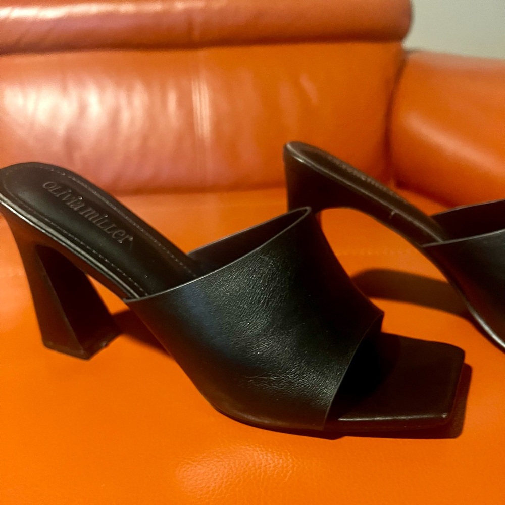 3.75” heel. All black. Size 10 Gently used. Real good condition. Square toe.